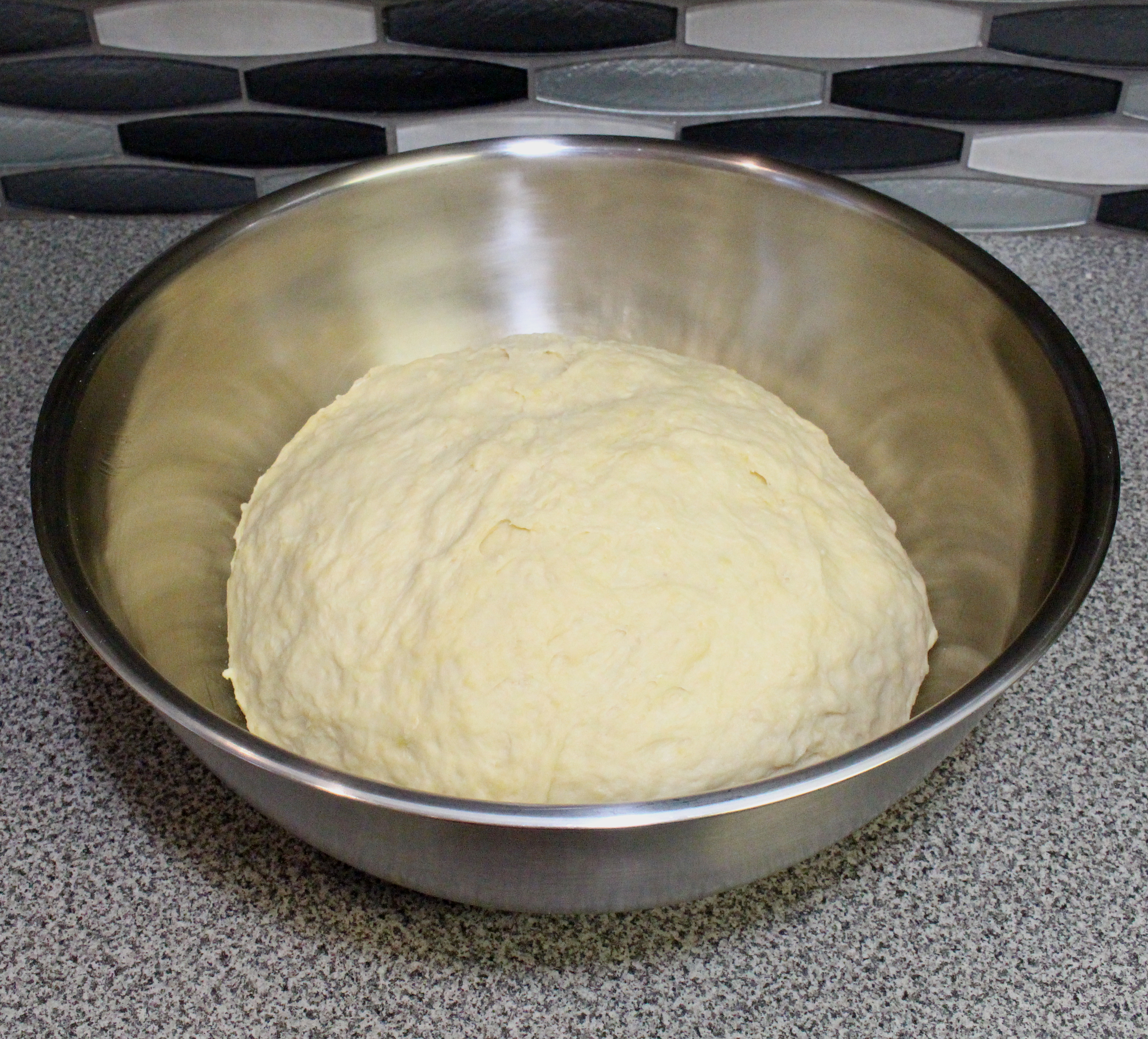 Пшеничное тесто замешивают. Замешенное тесто. Замешанное тесто или замешенное. Месить тесто прибор. Замесить тесто на блины.